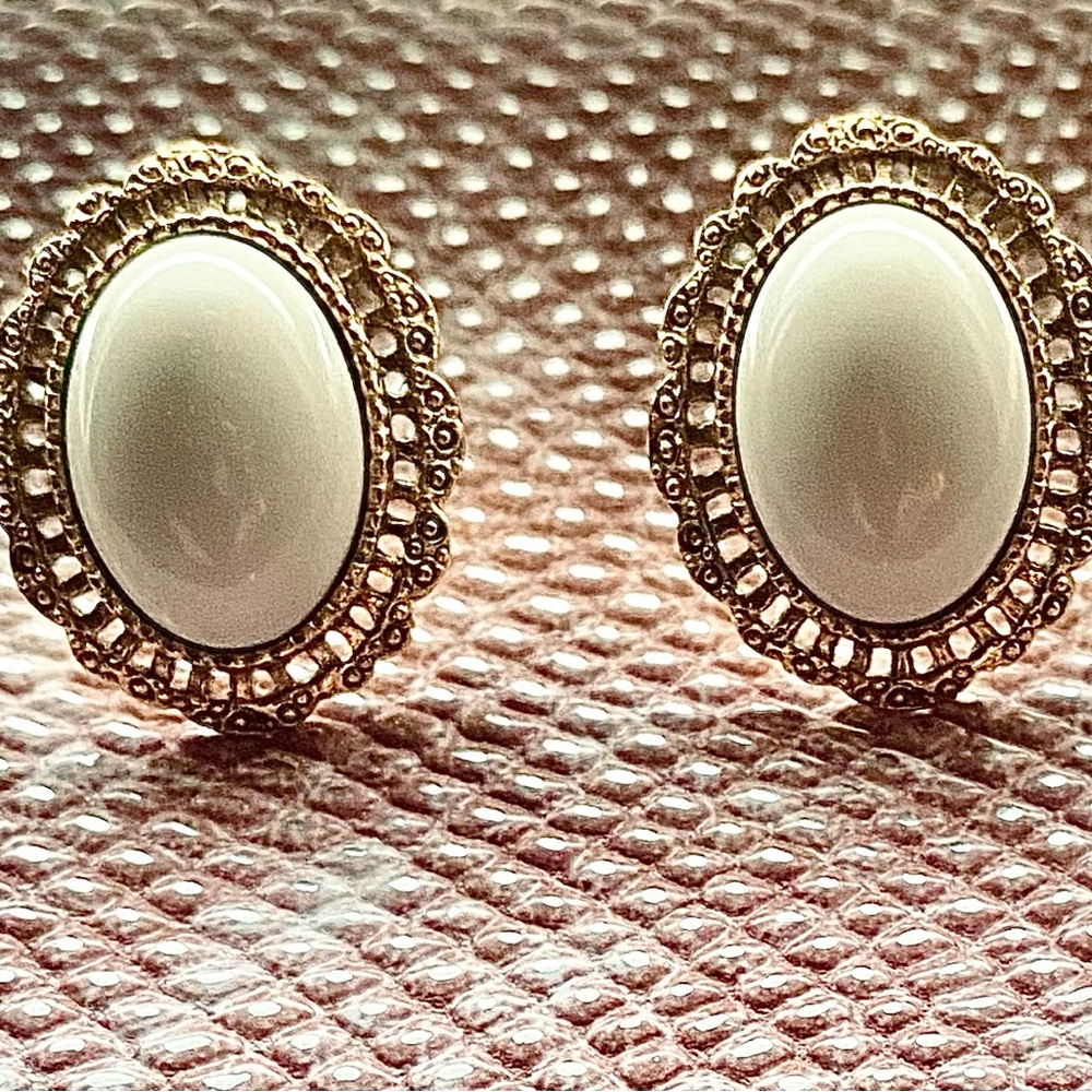 Earrings Vintage Gold Tone Filigree Around Off White Smooth texture pierced